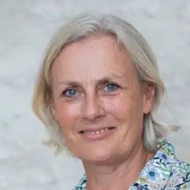 Portrait d'Hélène Debeunne, souriante